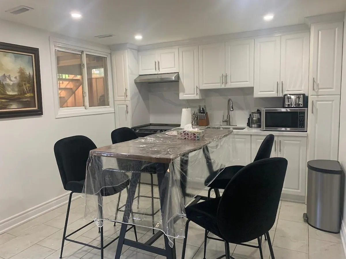 2-Bedroom Entire Suite In Toronto- Free Parking! 0*, Toronto Canada