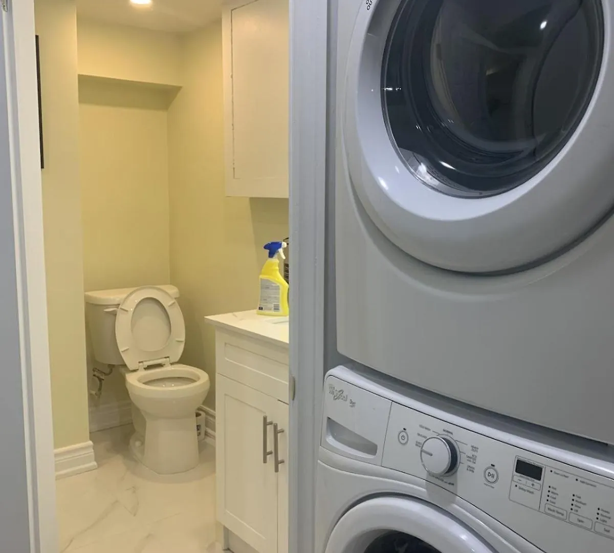Apartment 2-Bedroom Entire Suite In Toronto- Free Parking!